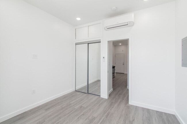 Building Photo - New! Renovated & Modern Apartment