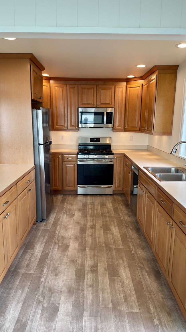 Building Photo - 3318 Beach Dr SW