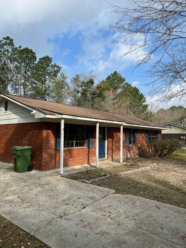 Building Photo - 1097 Live Oak Dr