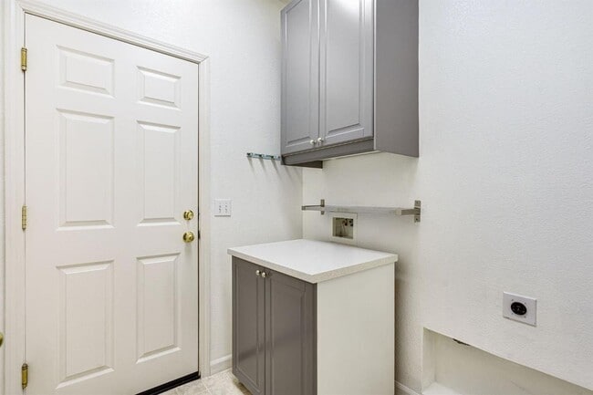Building Photo - Adorable 3 bedroom 2 bath home