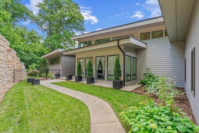 Building Photo - 34 Grovepoint Way