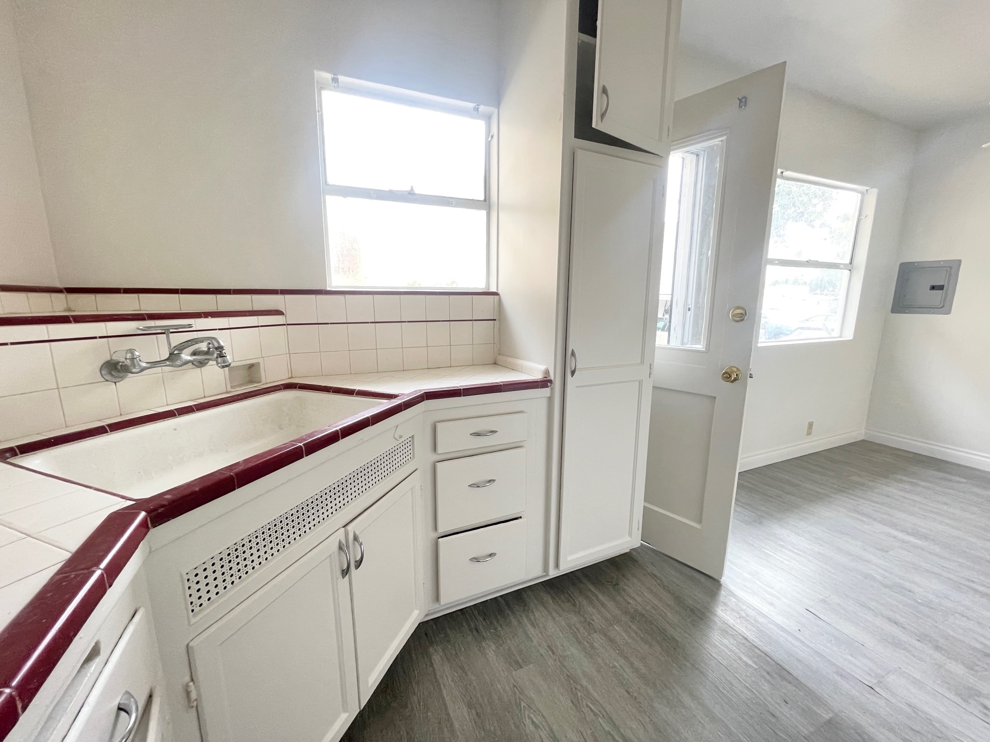 Building Photo - 525 E Valencia Ave