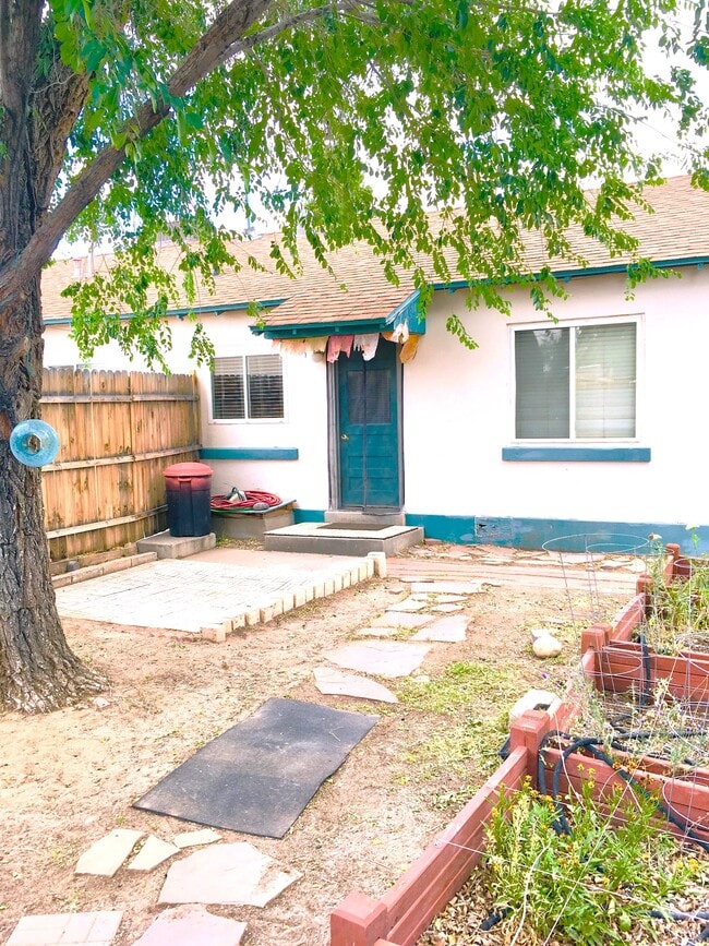 Building Photo - 502 Los Arboles Ave NW