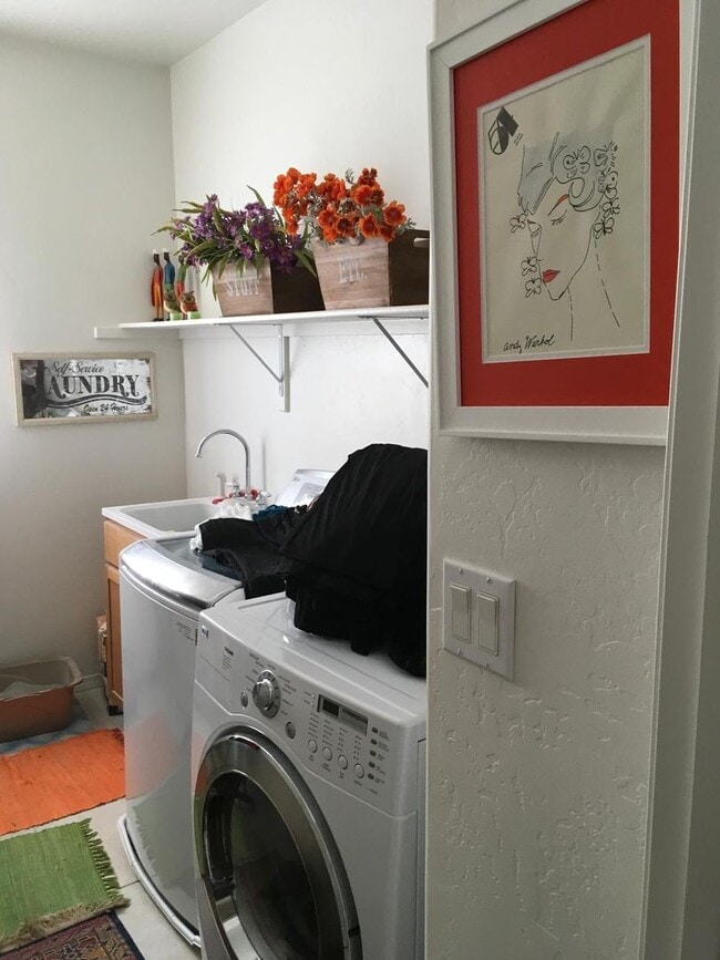 Building Photo - Beautiful