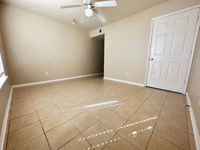 Building Photo - Spacious Ground Floor 3B/2B Unfurnished Condo Near the Beach in the Heart of Destin!