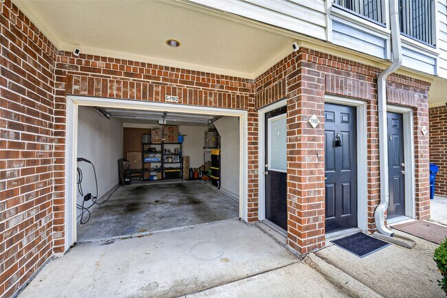 Building Photo - 9200 Westheimer Rd