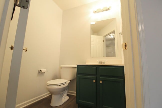 Building Photo - 3 story townhome with fenced in yard for rent in Taylor Springs