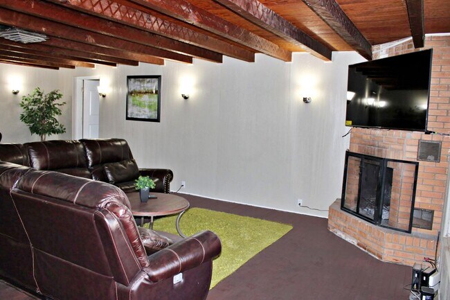 Building Photo - Charming 3-Bedroom Home for Rent in El Pas...
