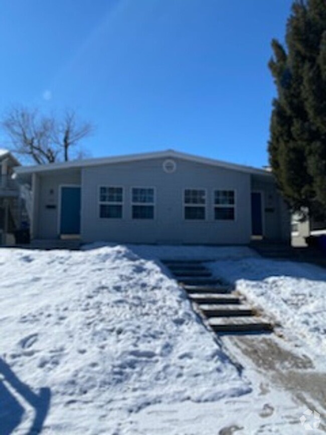 Building Photo - Recently remodeled 3 bed, 1 bath Duplex in...