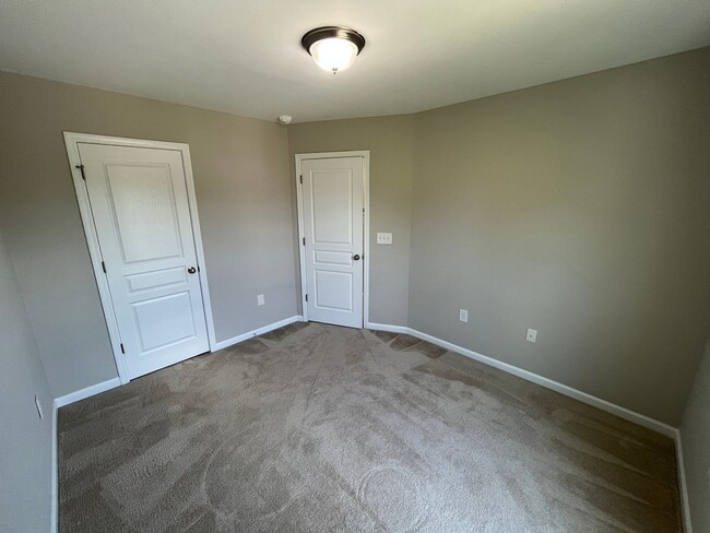 Building Photo - Corner Unit 3BD, 2.5BA Townhouse in North ...