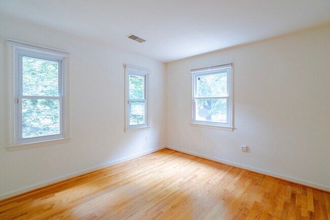 Building Photo - Fabulous 4 Bed 2.5 Bath Colonial With Pati...