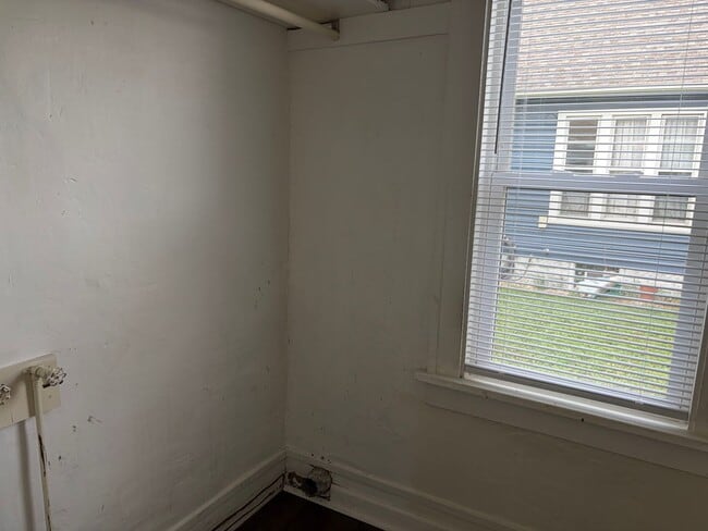 Building Photo - 1404 S Center