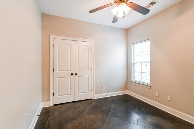 Building Photo - 1302 Heritage Dr S
