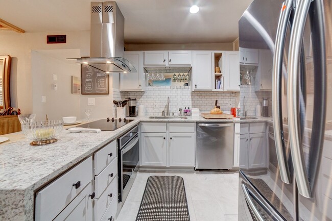 Building Photo - Fully furnished condo unit - all bills paid