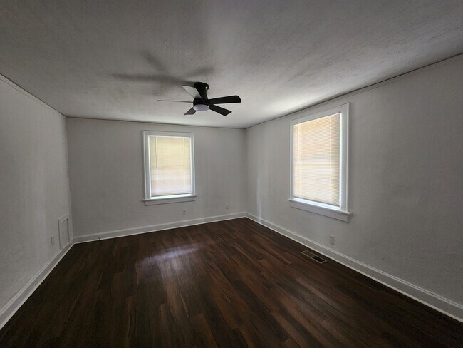 Building Photo - 3 Bedroom 2 Bath with Carport and Fenced Yard in Midtown Columbus