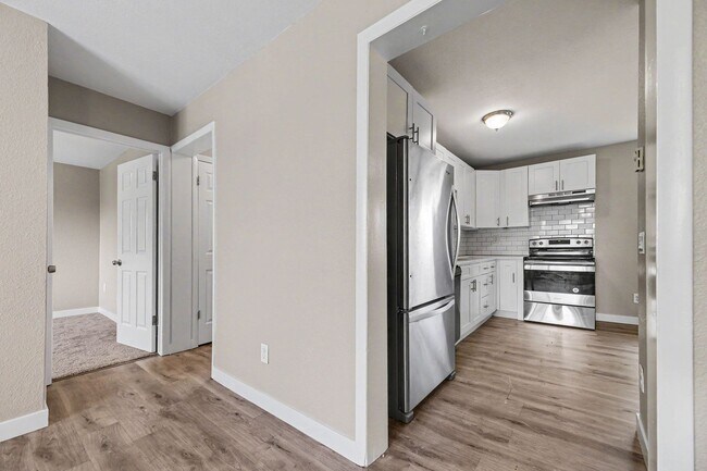 Building Photo - FOR RENT! Beautifully Remodeled 2 Bed/1 Bath Unit – Don’t Miss Out!