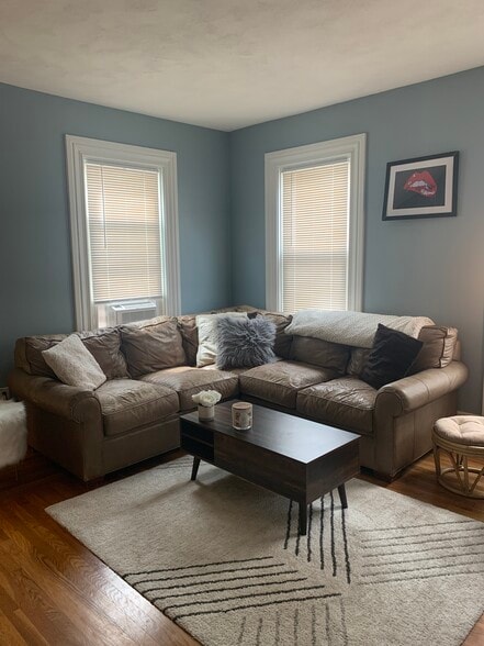 Living Room - 130 Sutton St