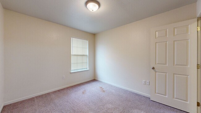 Building Photo - 902 Yi Dr