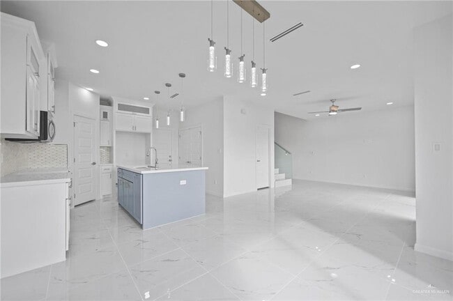 Building Photo - 17 E St