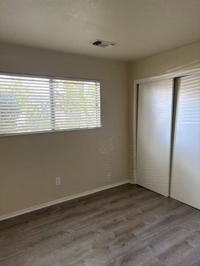 Building Photo - Single story, 3 bed 1.5 bath home.