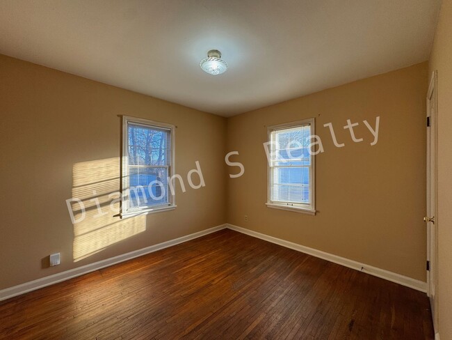 Building Photo - Cute and Clean 2 Bedroom Home Close to Mercy!