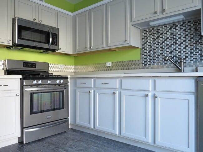 Building Photo - 1227 N Village Dr