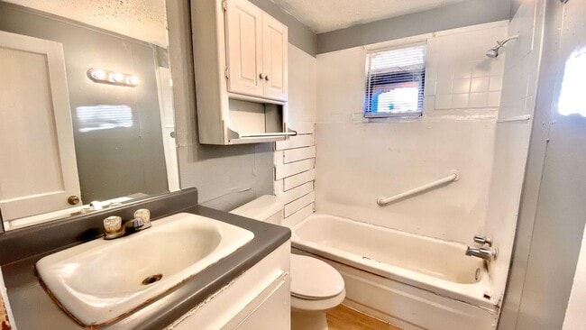 Building Photo - $0 First Month's Rent / $0 Deposit at Move-in