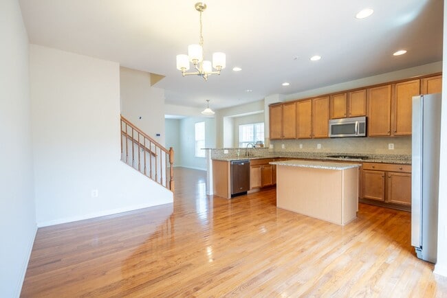 Building Photo - Beautiful 3 BR/3 BA EOG Townhome in Capito...