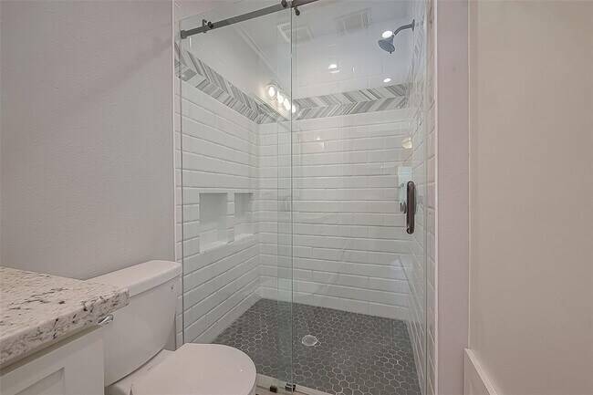 Building Photo - 942 W 30th St