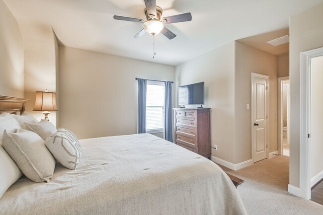 Building Photo - For Lease | 3 Bed, 2 Bath | 2,442 Sq Ft | ...