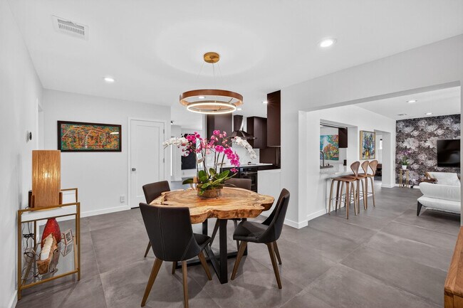 Building Photo - 2720 NE 59th St