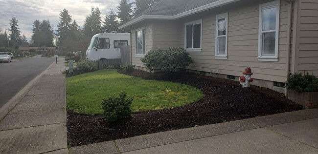Building Photo - Lovely 3 Bed 2 Bath House in River Road Area