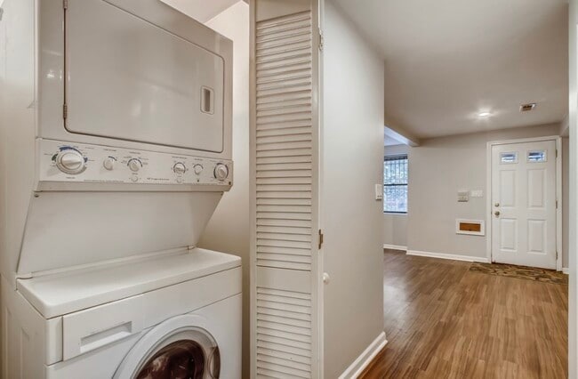 Building Photo - 722 S Oakley Blvd