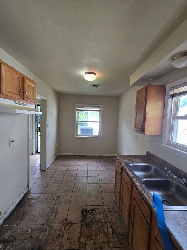 Building Photo - Cozy 3 bedroom single family home | one level | Section 8/EDEN welcome