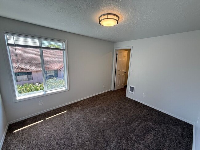 Building Photo - 3712 47th Ave NE