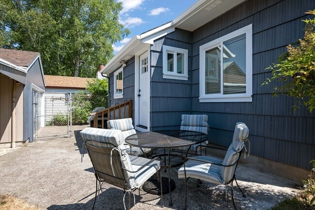 Building Photo - 3233 SE 51st Ave