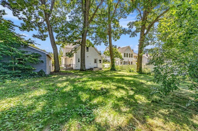 Building Photo - Spacious 5BR/2.5BA in Creston with Garage & Fenced Backyard