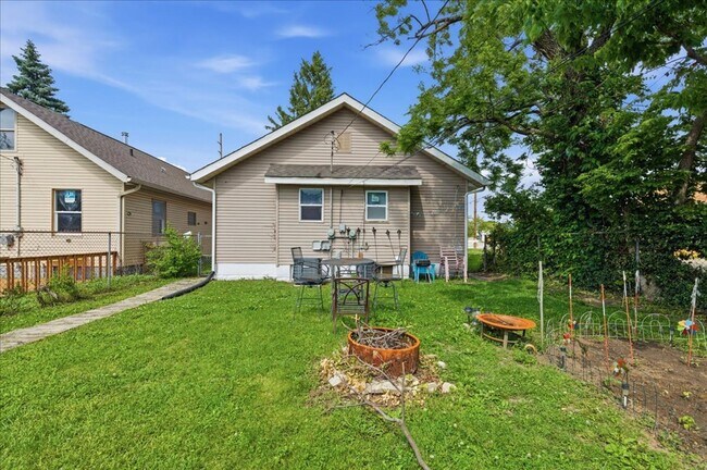 Building Photo - 37-37 S Sherman Dr