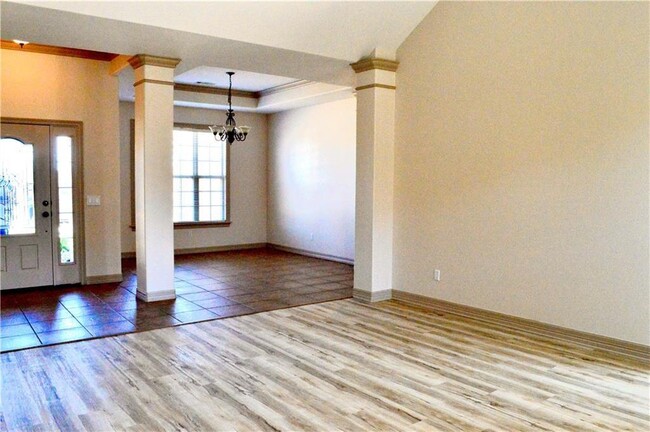 Building Photo - 1101 Shiraz Dr