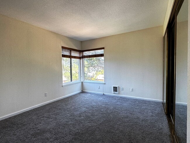 Building Photo - Beautiful 1 bed/1 bathroom condo available...