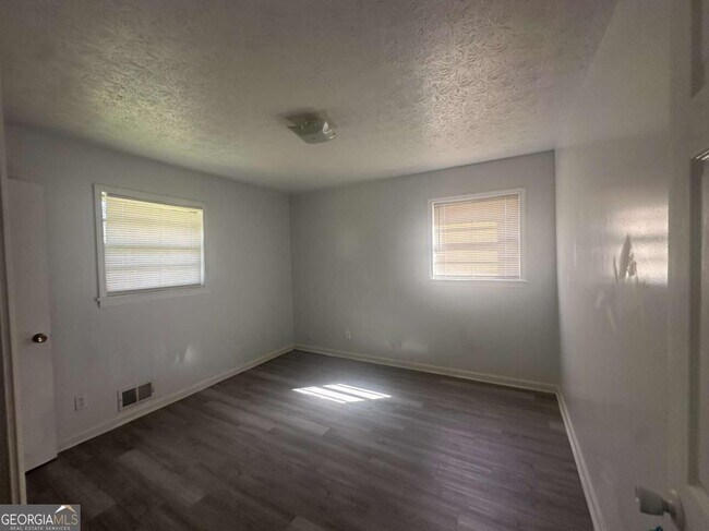 Building Photo - 1009 Pinecrest Dr