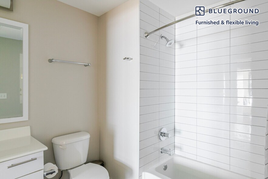 Building Photo - 211 W Scott St