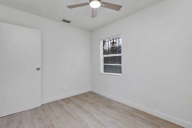 Building Photo - Beautifully Refreshed 3-Bedroom Home – Modern Kitchen & Spacious Interior