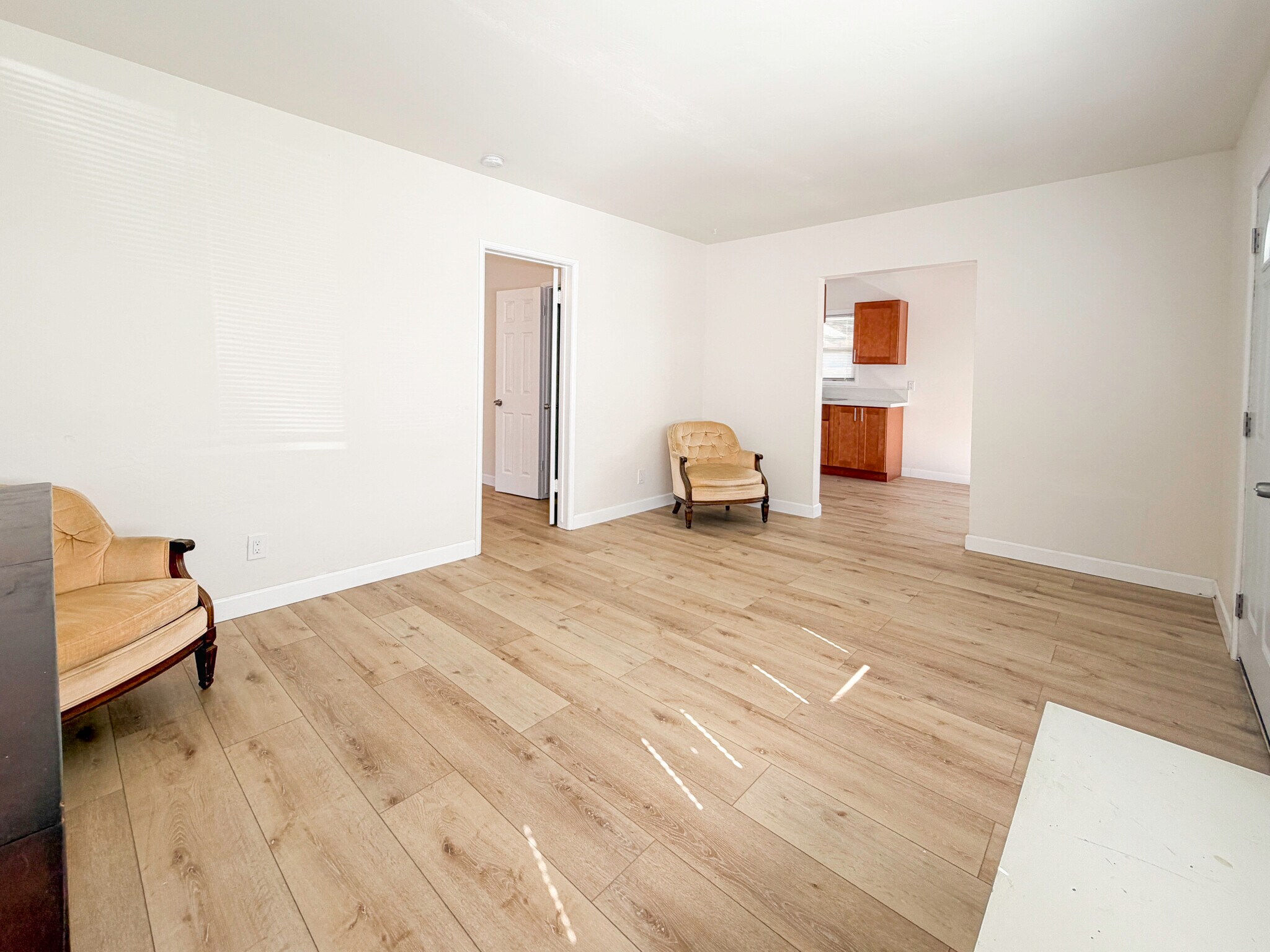 Building Photo - 1722 E Victoria Ave