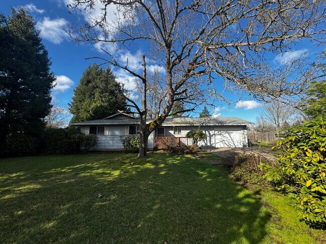 Building Photo - All new flooring and paint! Huge lot, desirable neighborhood!! Some new appliances, new light fix...