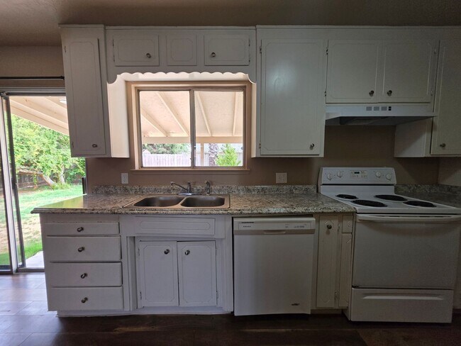 Building Photo - 240 Pedras Rd