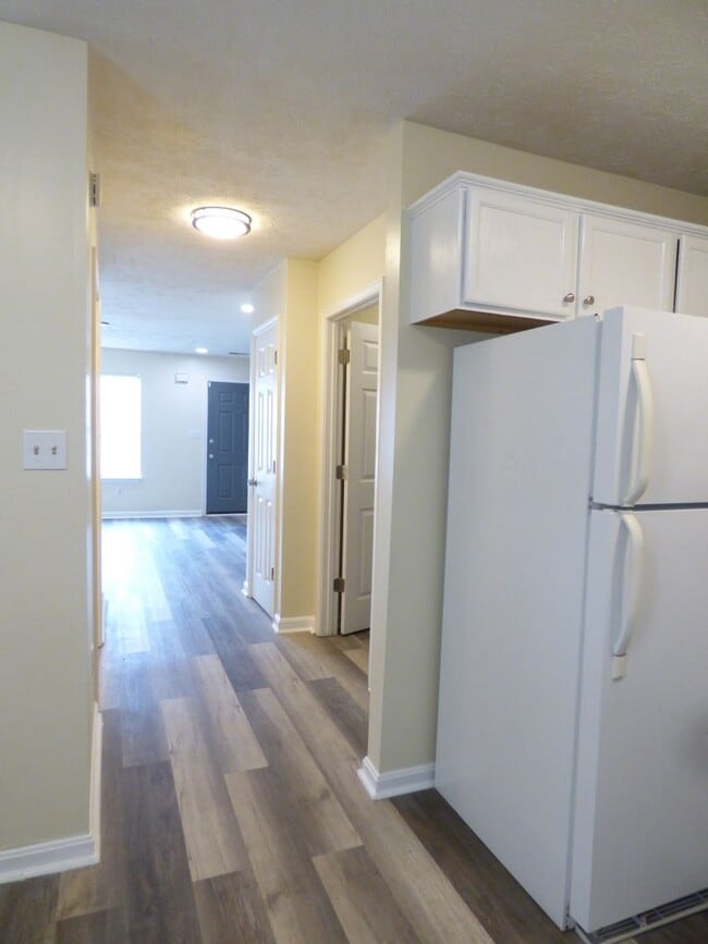 Building Photo - Beautiful Townhouse! All Electric, Washer/...