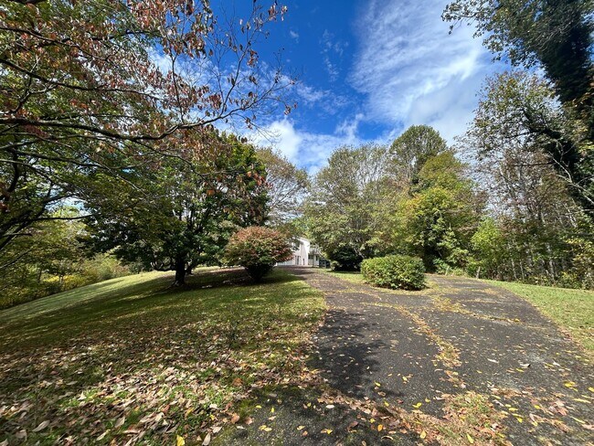 Building Photo - 4/2.5 in Beautiful Warrensville! Lots of S...