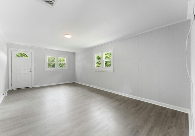 Building Photo - 901 Skyland St