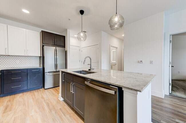 Building Photo - 975 Memorial Dr SE